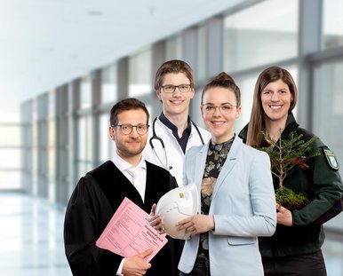 Menschen mit unterschiedlichen berufen stehen in einem Flur.